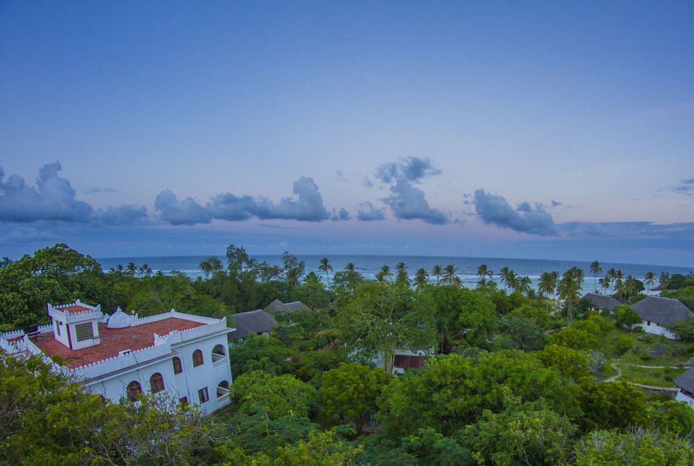 Hill Park Hotel - Tiwi Beach エクステリア 写真
