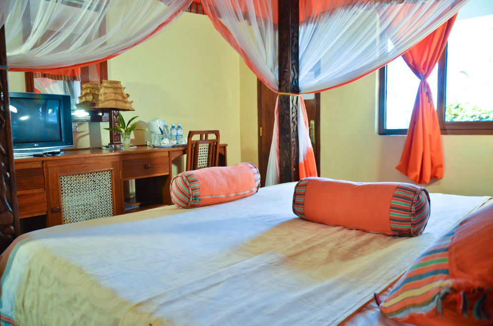 Hill Park Hotel - Tiwi Beach エクステリア 写真