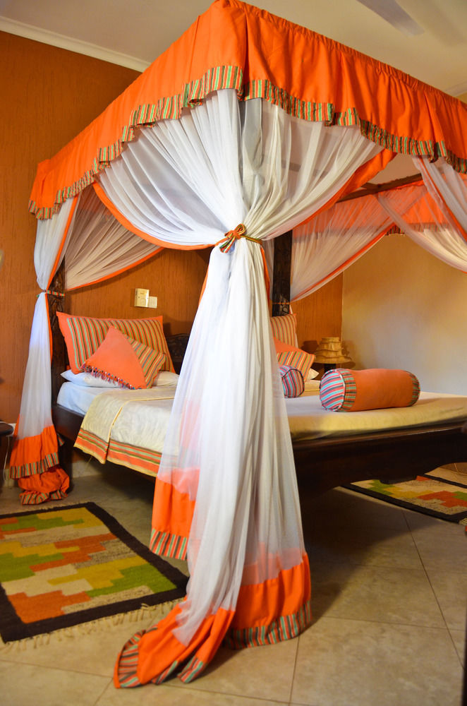 Hill Park Hotel - Tiwi Beach エクステリア 写真