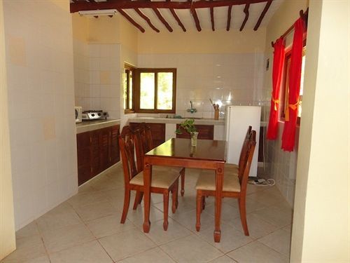 Hill Park Hotel - Tiwi Beach エクステリア 写真